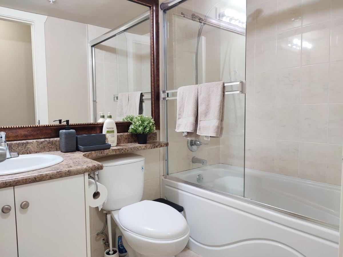 Private Suite W King Bed, Ground Level, Naturally Bright فانكوفر المظهر الخارجي الصورة