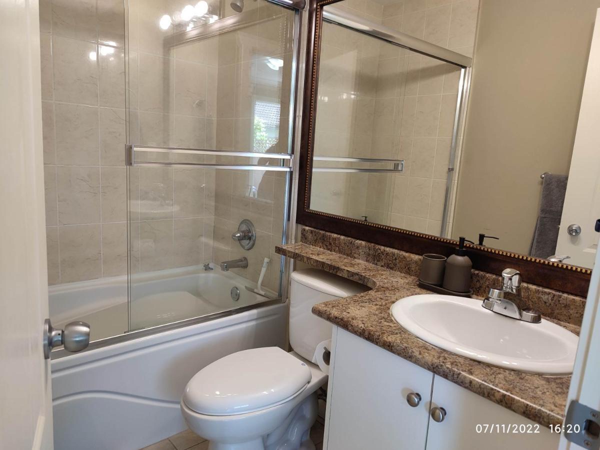 Private Suite W King Bed, Ground Level, Naturally Bright فانكوفر المظهر الخارجي الصورة