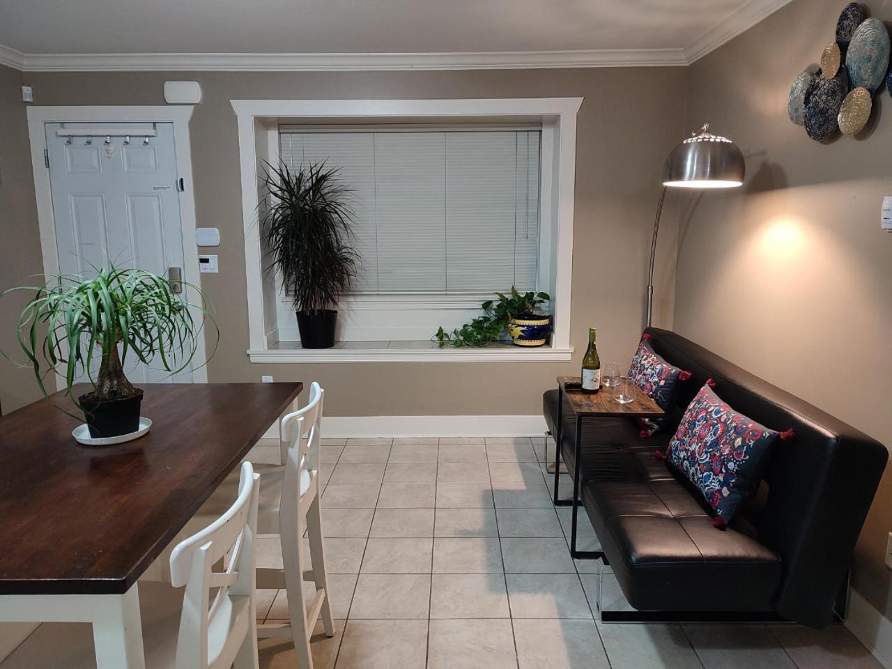 Private Suite W King Bed, Ground Level, Naturally Bright فانكوفر المظهر الخارجي الصورة