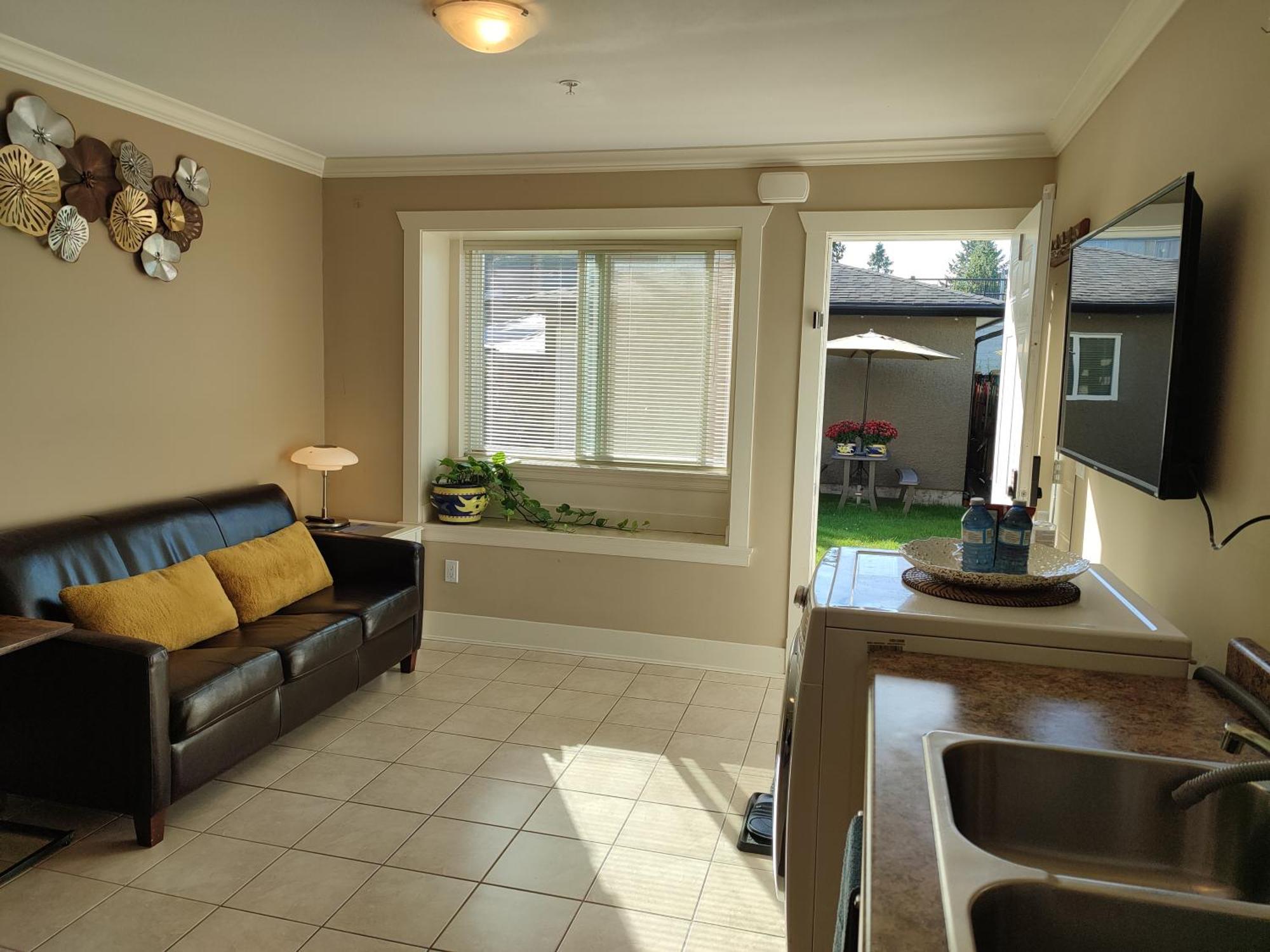 Private Suite W King Bed, Ground Level, Naturally Bright فانكوفر المظهر الخارجي الصورة