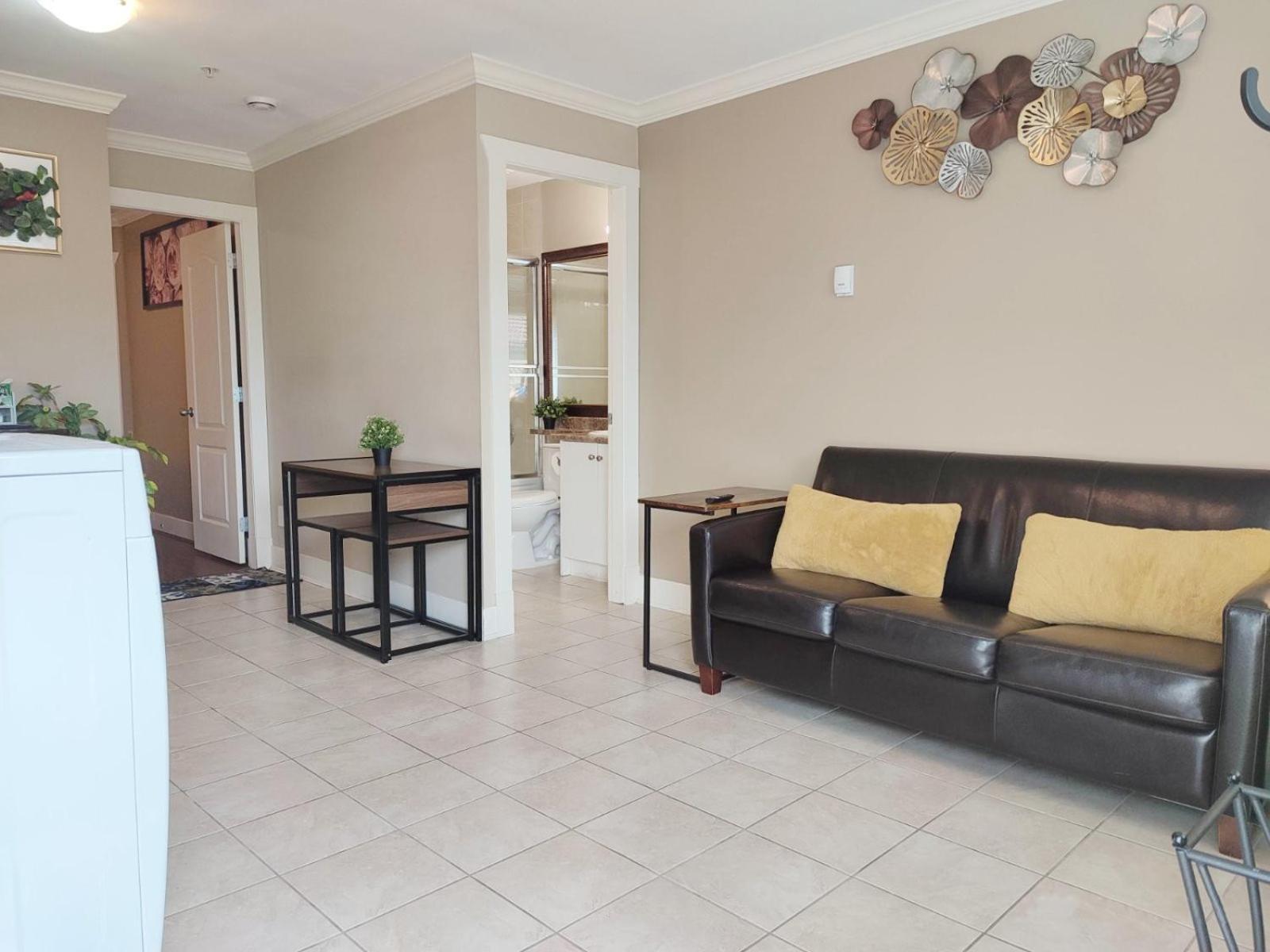 Private Suite W King Bed, Ground Level, Naturally Bright فانكوفر الغرفة الصورة