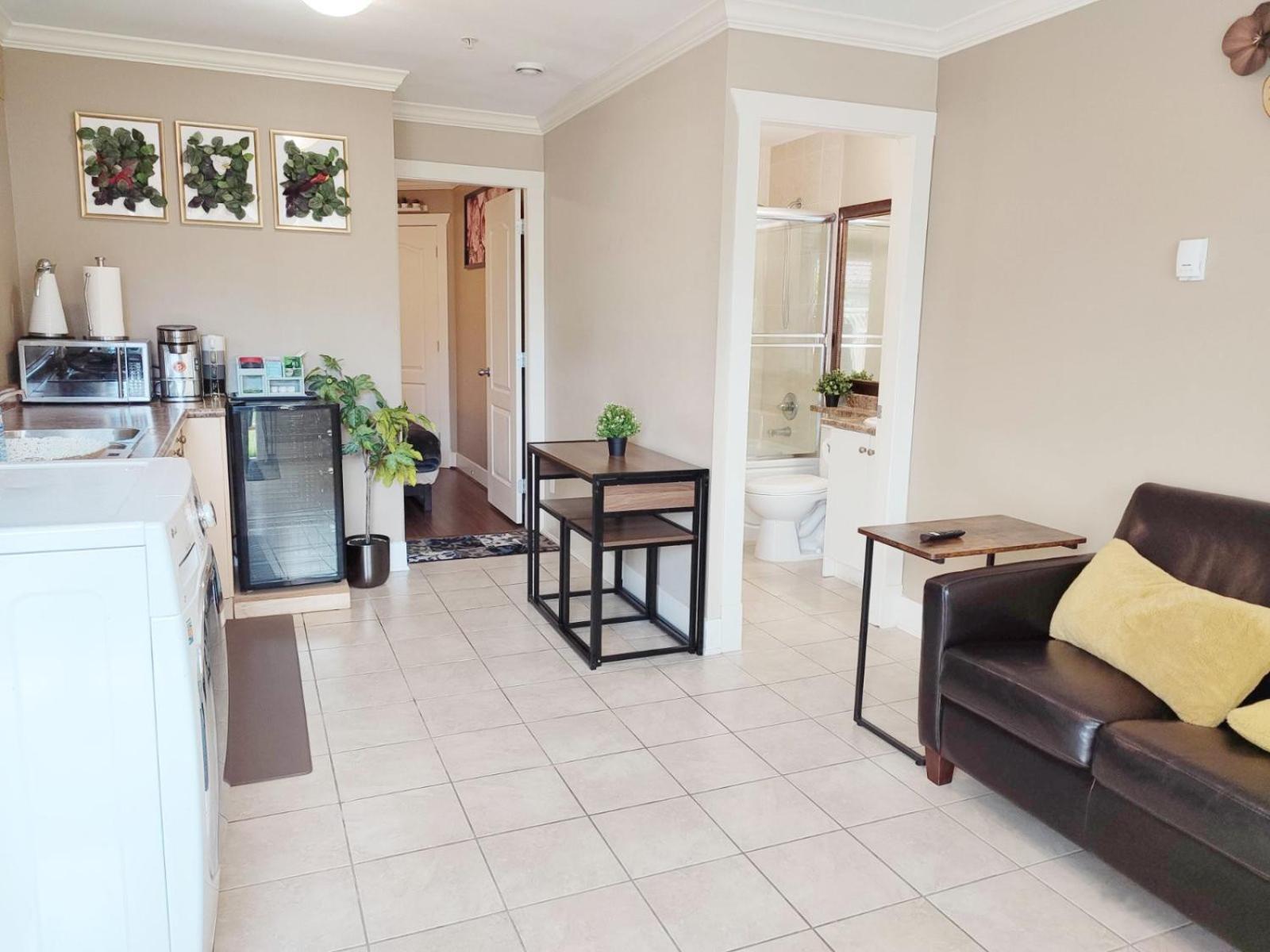 Private Suite W King Bed, Ground Level, Naturally Bright فانكوفر الغرفة الصورة